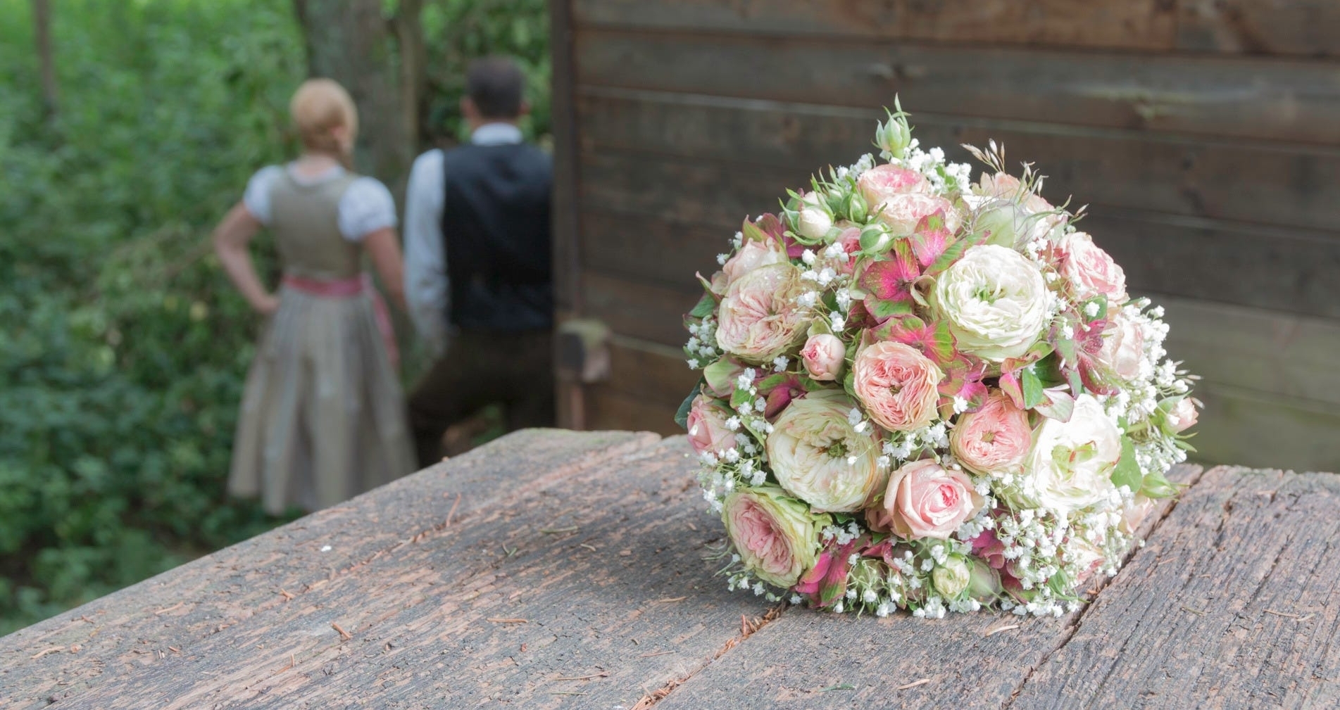 <div>Eure Hochzeit ist ein einzigartiges Erlebnis. </div><div>Lasst euch von mir begleiten und euren Tag in unvergleichlichen Bildern festhalten.</div>